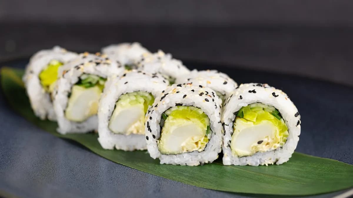 URAMAKI KALMAR TEMPURA W SEZAMIE