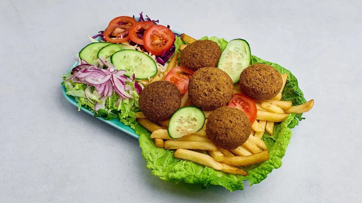 Falafel na talerzu