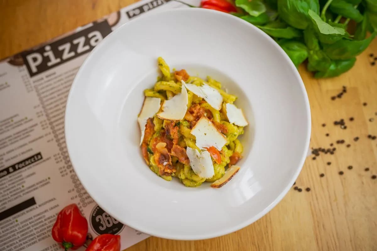 Strozzapreti z chrupiącym guanciale