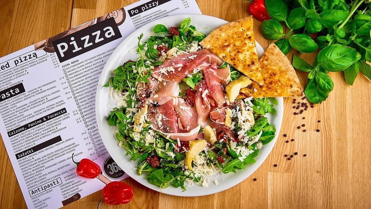 Sałatka prosciutto crudo