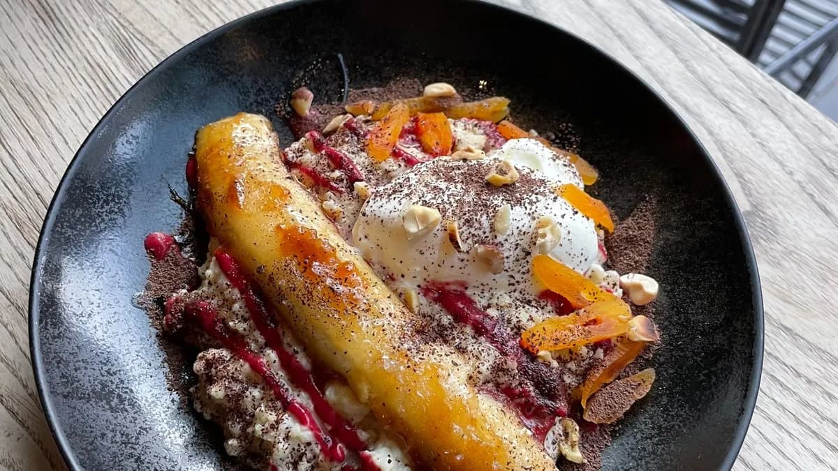 Kasza jaglana z czekoladą i karmelizowanym bananem