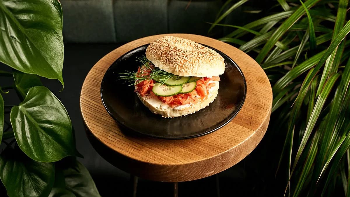 Kanapka z dzikim łososiem wędzonym, ogórkiem i serkiem kremowym