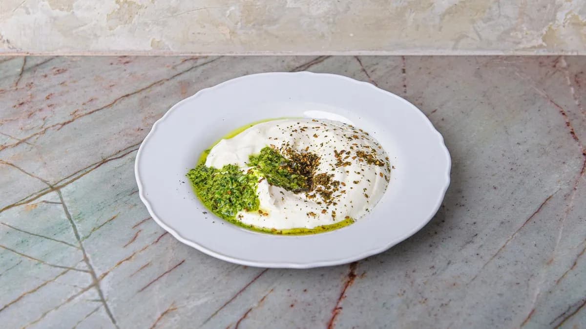 Labneh z shuq i zatarem