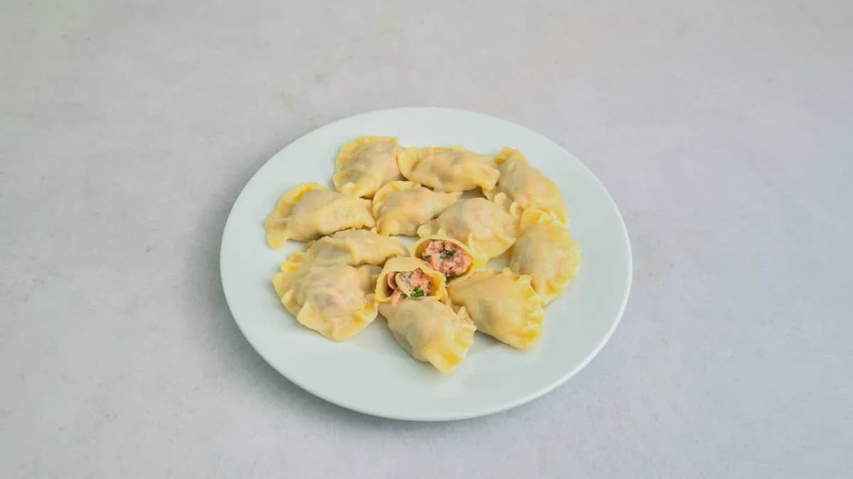 Pierogi z białą kiełbasą z majerankiem ugotowane