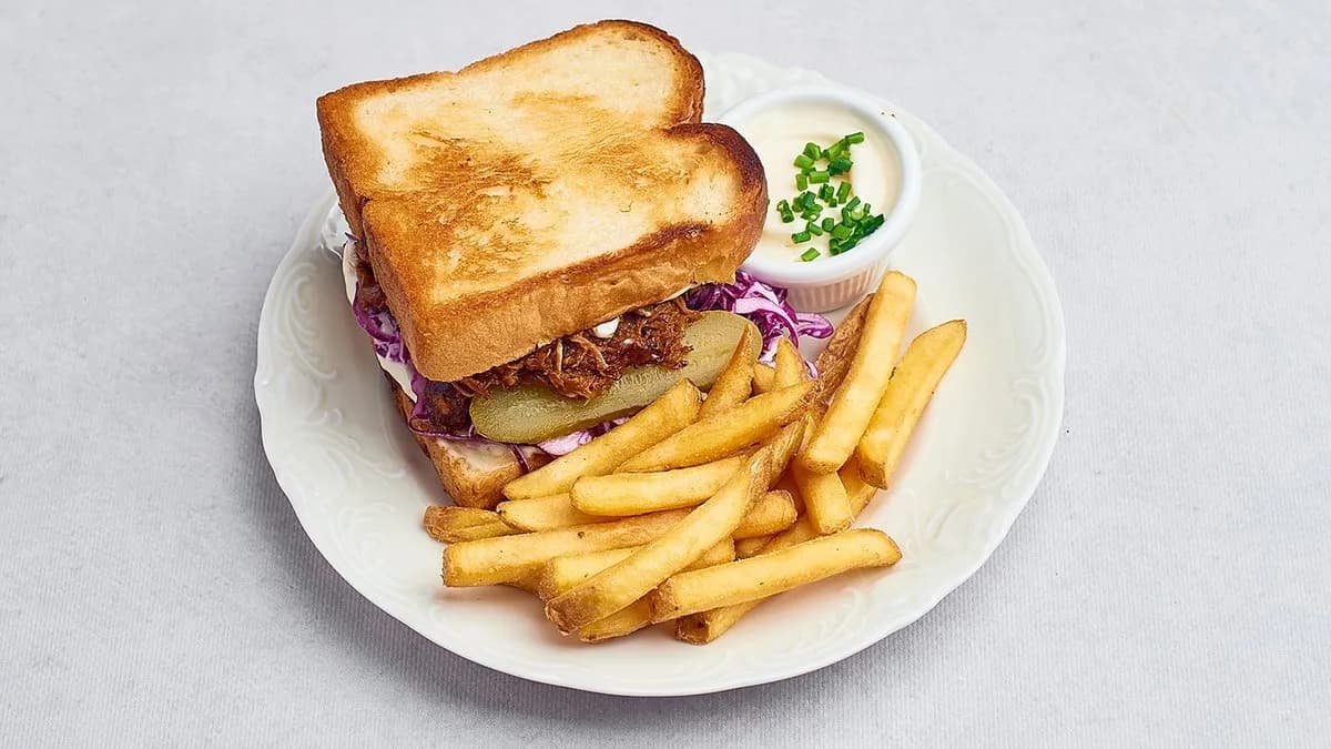 Kanapka w chałce z szarpaną wieprzowiną