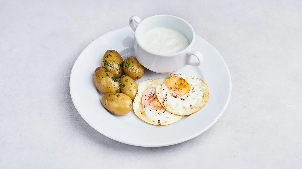 Zsiadłe mleko z ziemniakami i jajkiem sadzonym