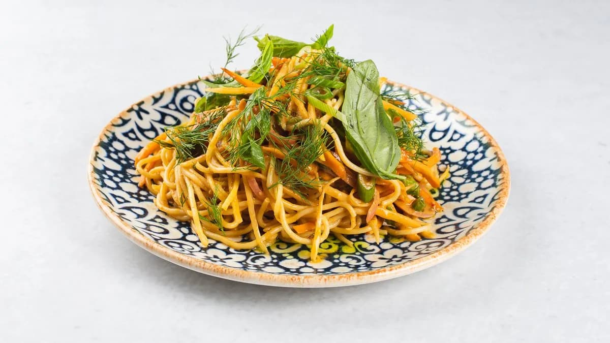 Smażony ramen /chorizo / krewetki /pak choi / dymka