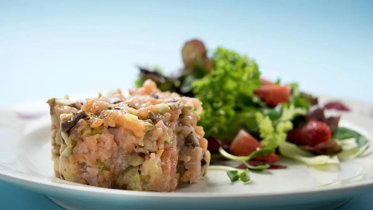 Tatar z wędzonego łososia zmieszanego z marynowanymi