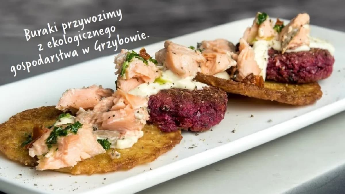 Placki ziemniaczane z pieczonym łososiem i buracznymi kotlecikami