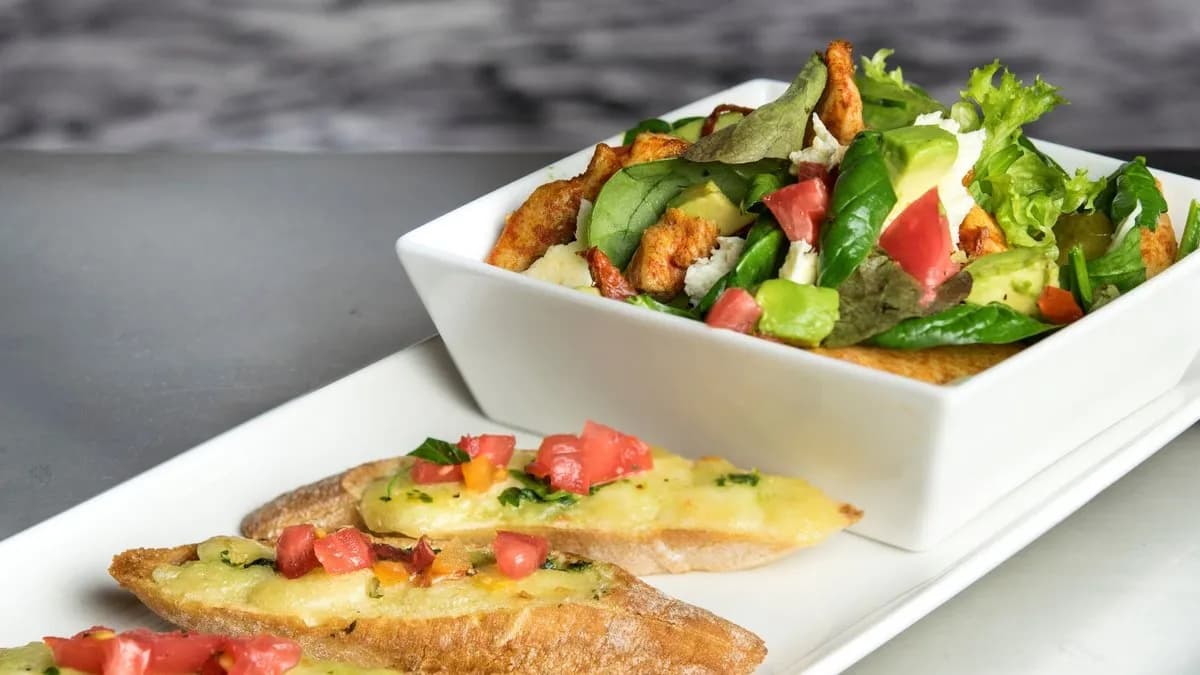 Sałatka z awokado i smażonym kurczakiem