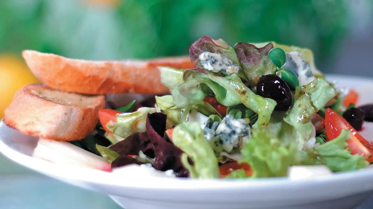 Sałatka z serem pleśniowym na plastrach gruszki 🌿