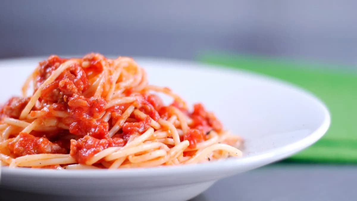 Spaghetti z sosem z włoskich pomidorów pelati