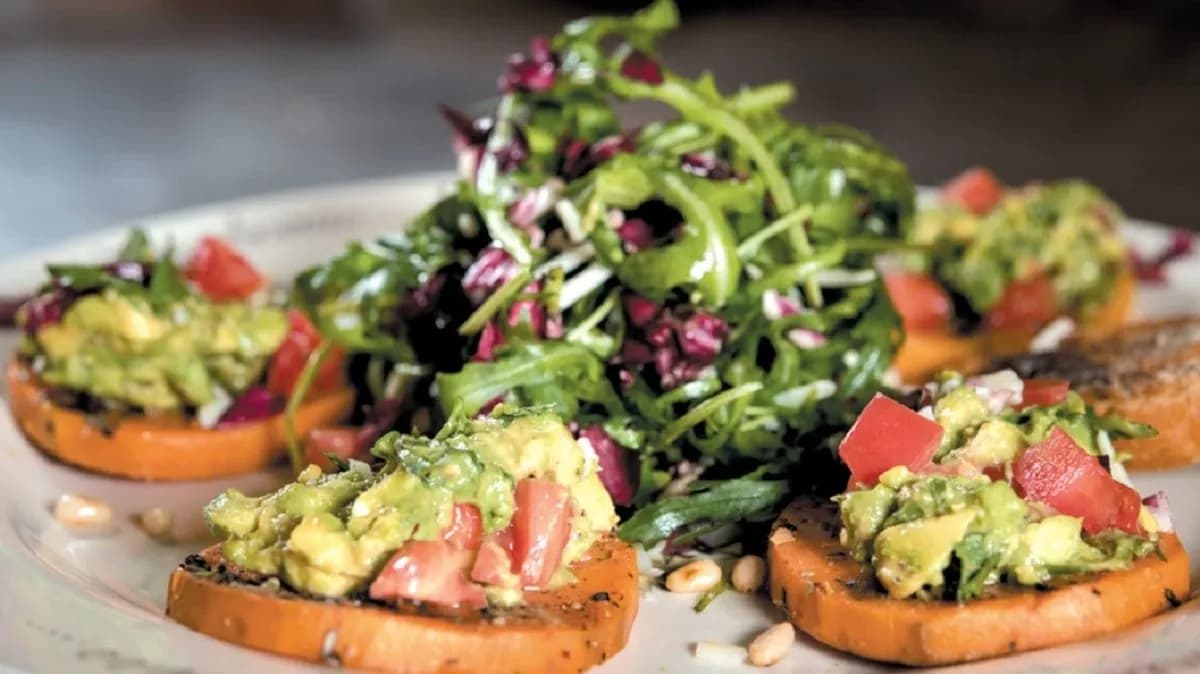 Pieczone bataty z salsą z awokado i szynka parmeńska