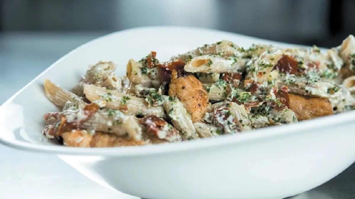 Makaron razowy z serkiem i kurczakiem smażonym