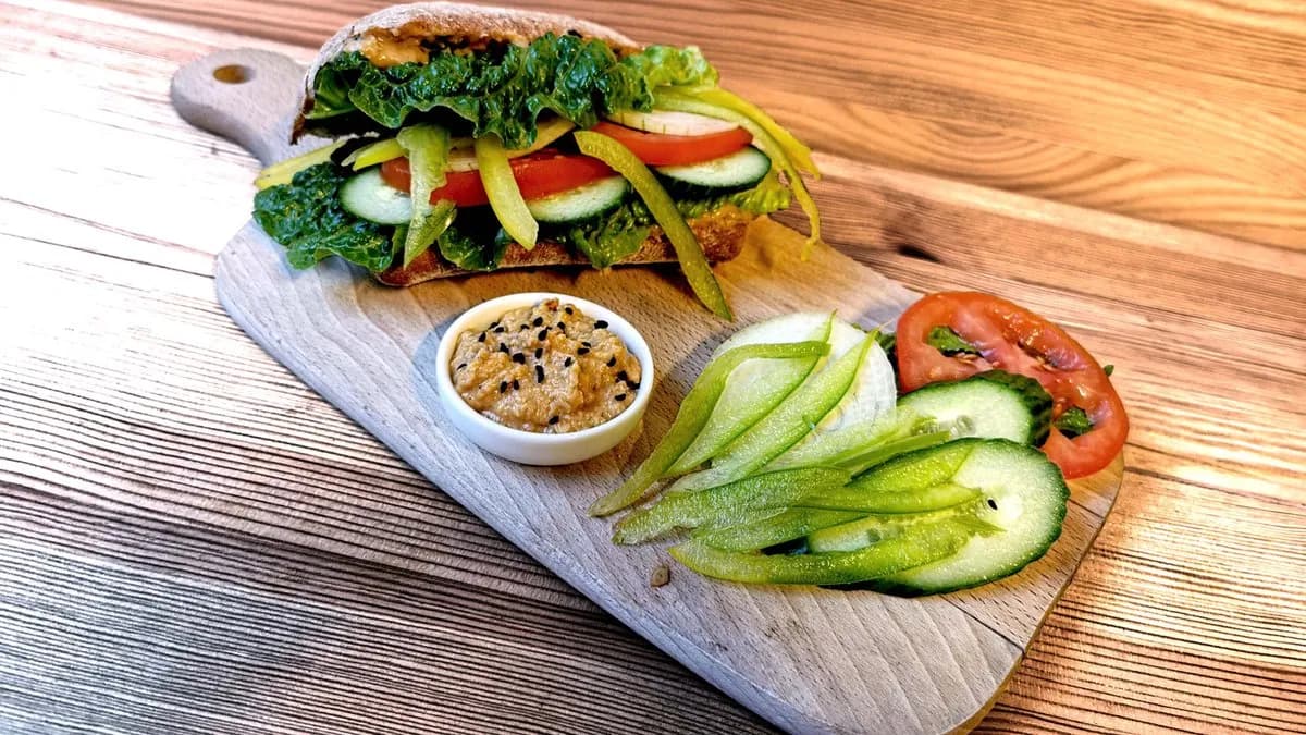 Kanapka Vege z pastą z fasoli