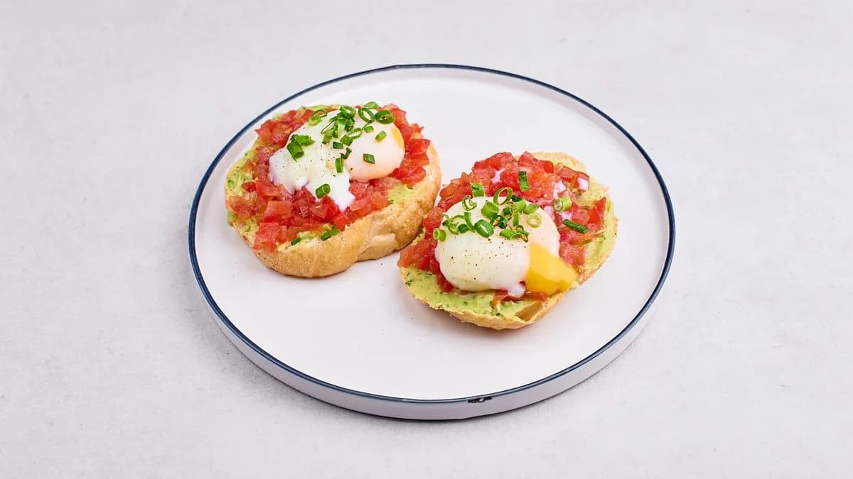 Jajka w koszulkach na brioche z guacamole i pomidorami