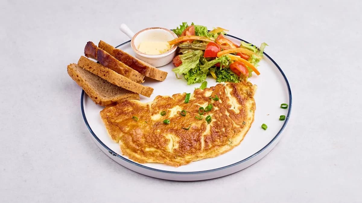 Omlet ze szczypiorkiem, sałata, pieczywo