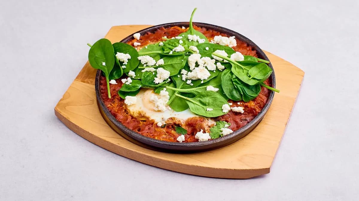 Szakszuka z bryndzą i świeżym szpinakiem, pieczywo