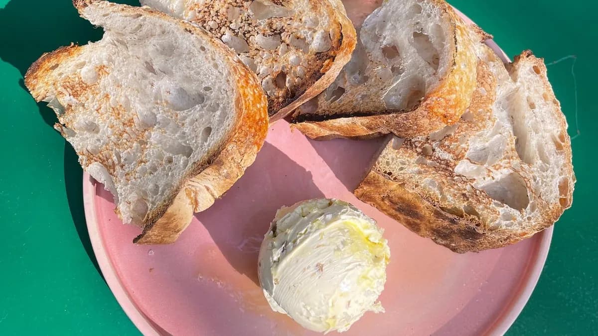 Chleb pszenno żytni na zakwasie + masełko