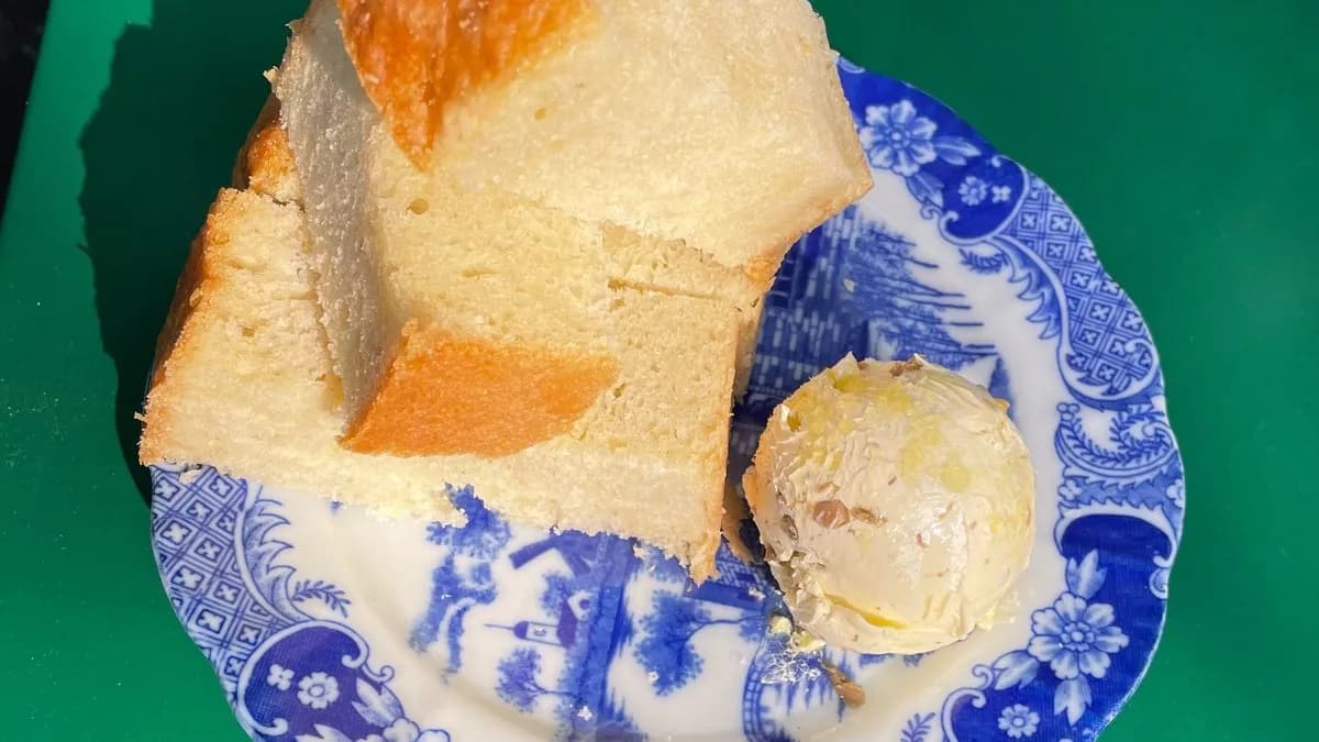 Domowa focaccia z masełkiem truflowym