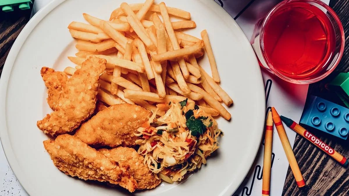 Polędwiczki z kurczaka z frytkami