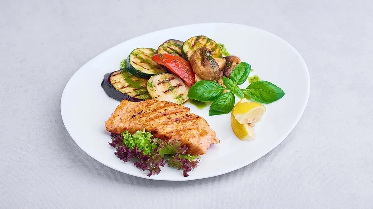 Stek z łososia z grillowanymi warzywami