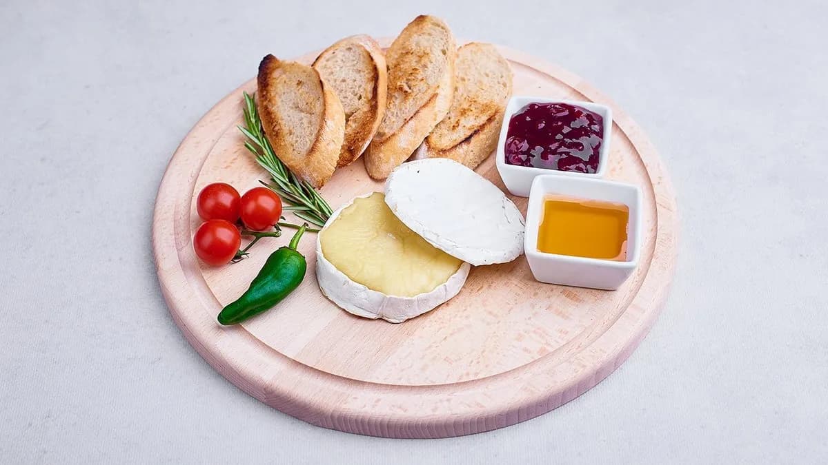 Camembert grillowany z żurawiną i miodem