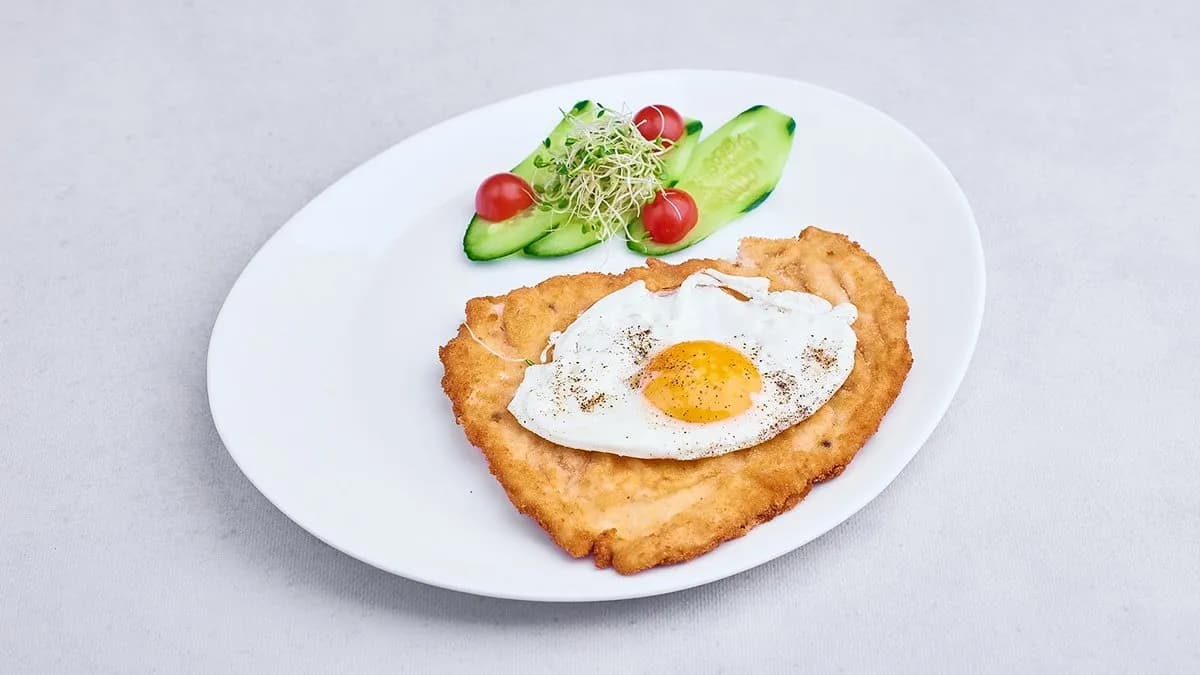 Sznycel z kurczaka z jajkiem sadzonym