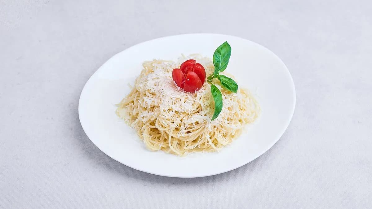 Spaghetti  aglio-olio z parmezanem
