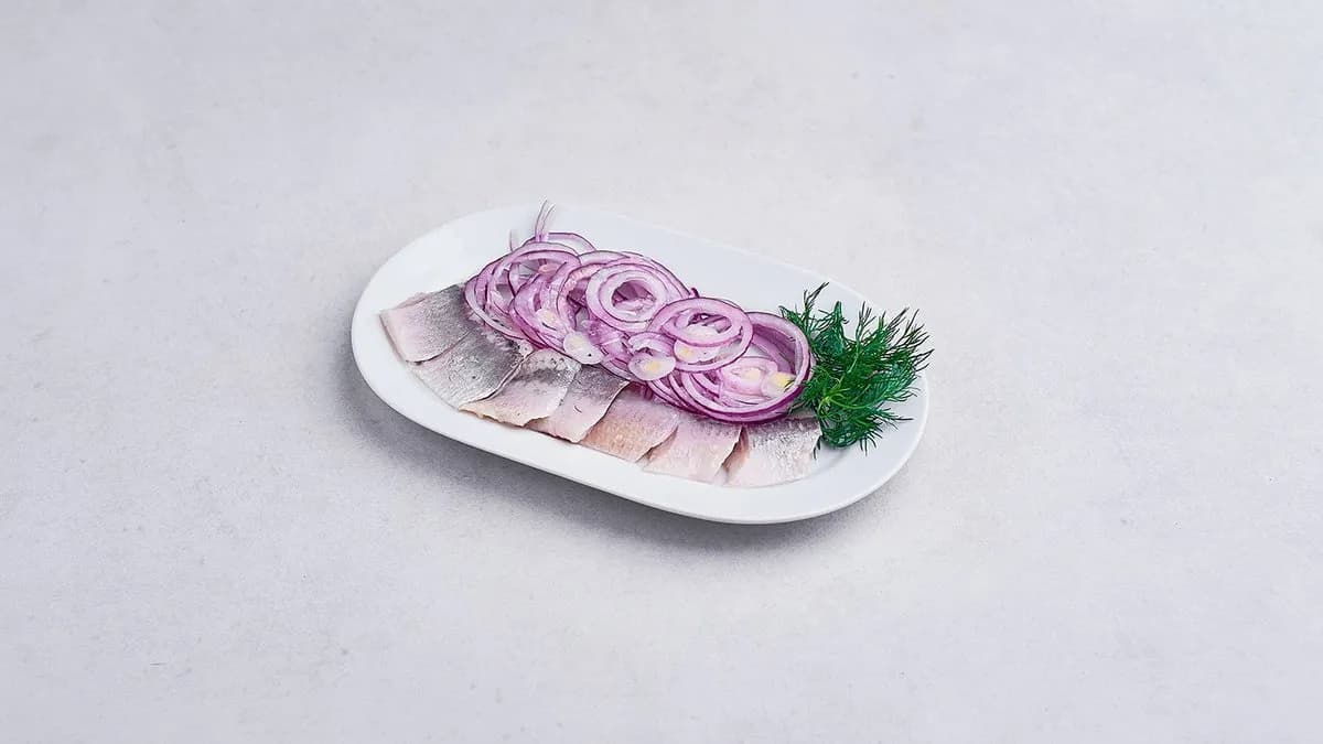 Tradycyjny śledź z cebulką w oleju