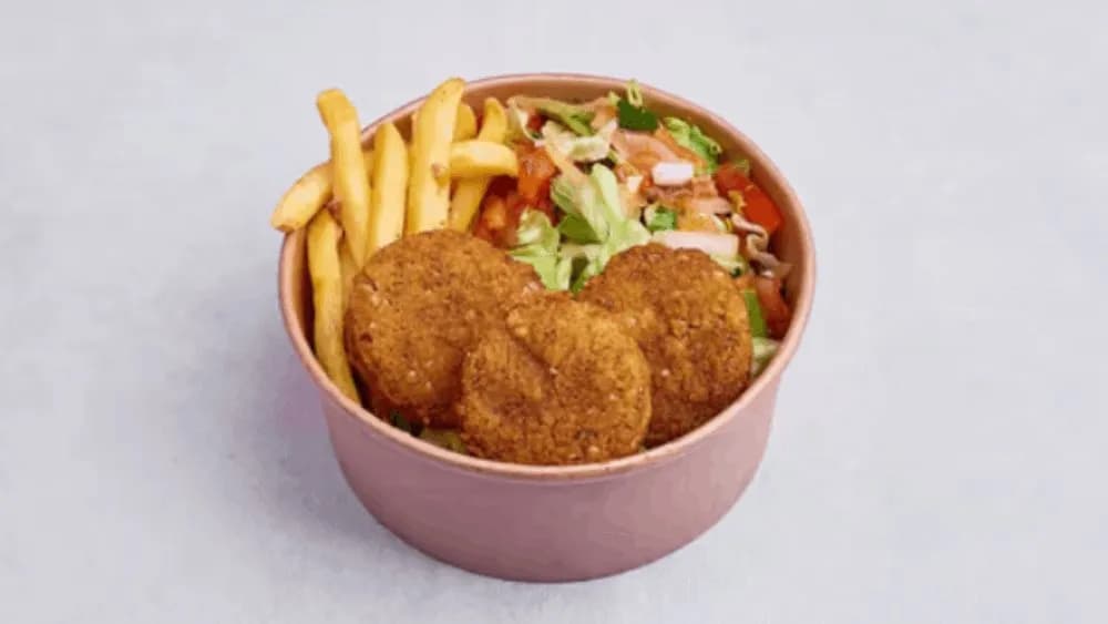 Danie z falafelem na talerzu