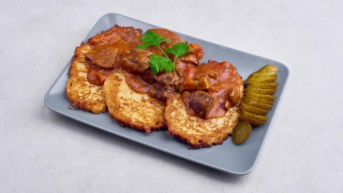 Placki ziemniaczane z gulaszem