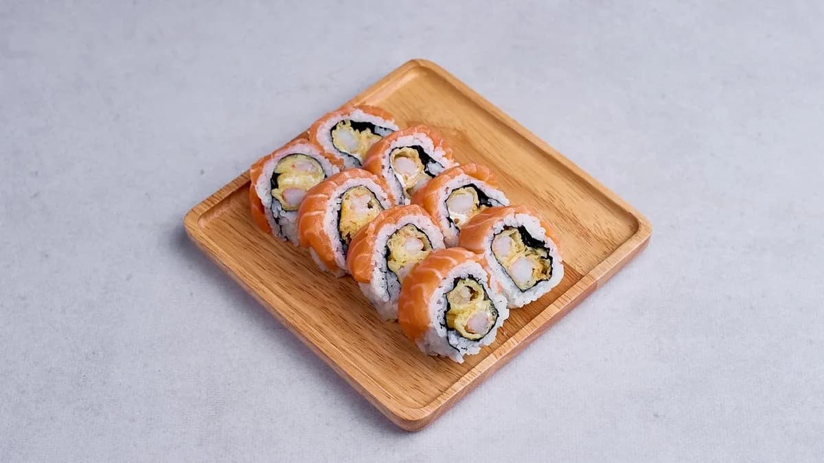 Gold california maki krewetka w tempurzez łososiem