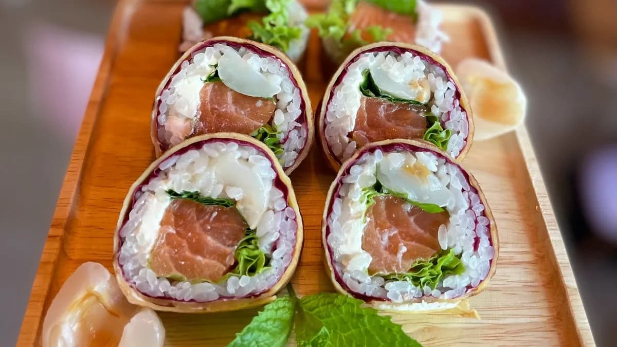 Futomaki łosoś, liczi, mięta zawinięte w Tamago