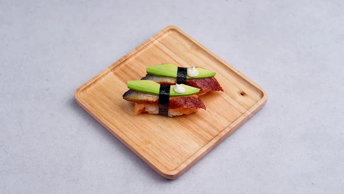 Nigiri łosoś, awokado, węgorz