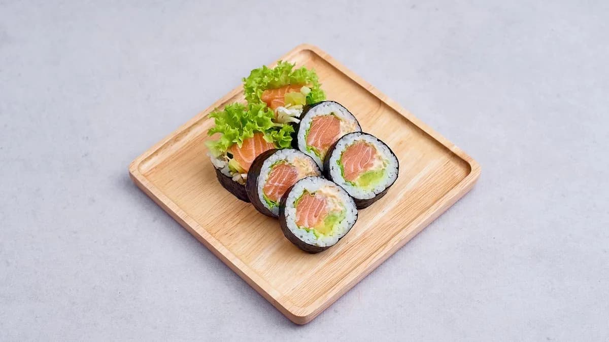 Futomaki łosoś na ostro