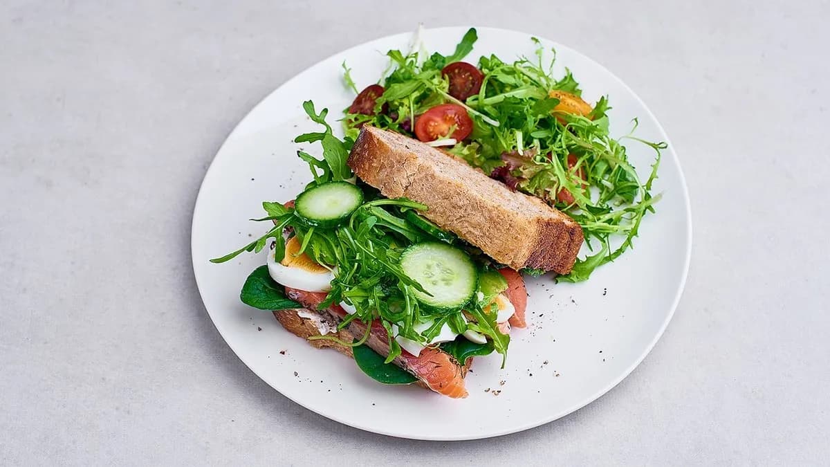 Kanapka z łososiem gravlax