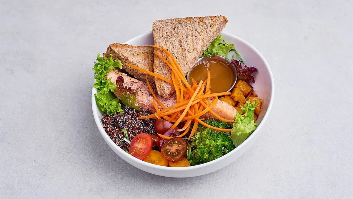 Sałatka z pieczonym łososiem