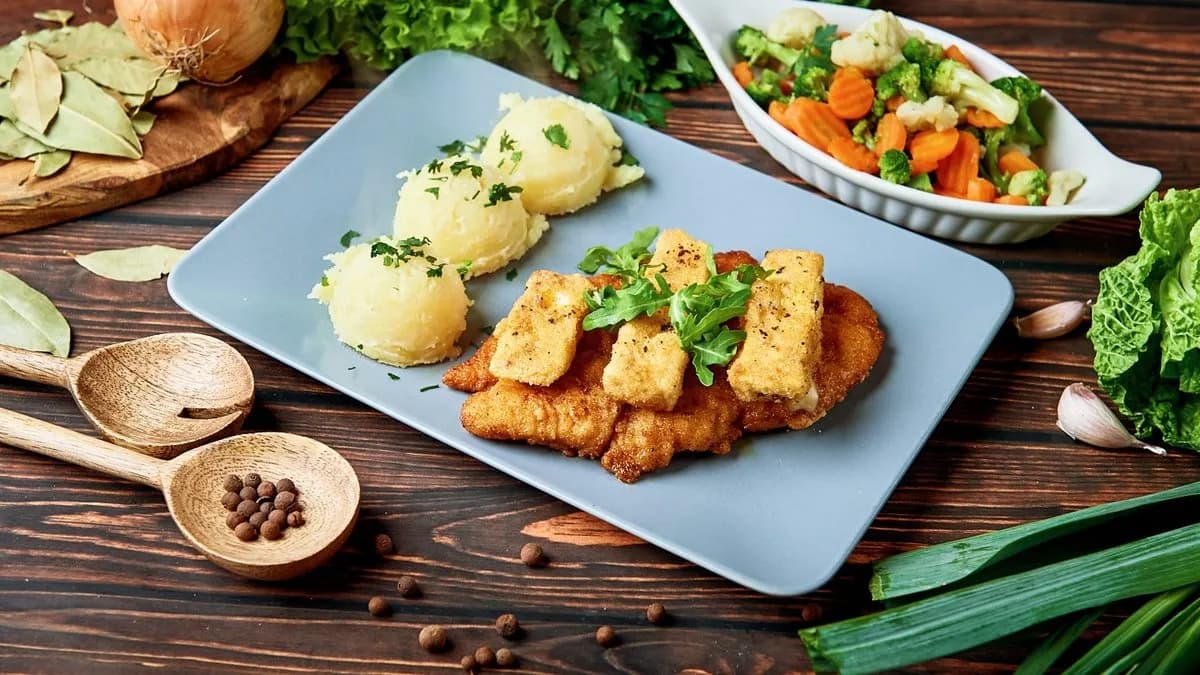 Pierś drobiowa panierowana z serem camembert