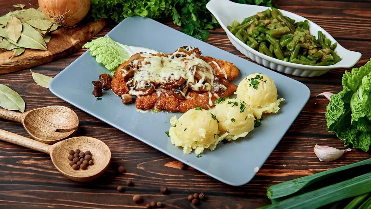 Pierś drobiowa panierowana z pieczarką i serem