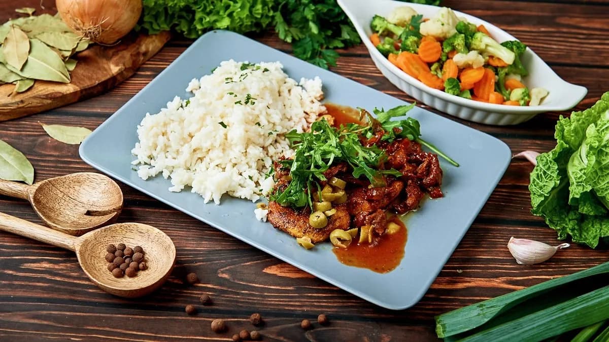 Pierś drobiowa z grilla z suszonymi pomidorami, oliwkami