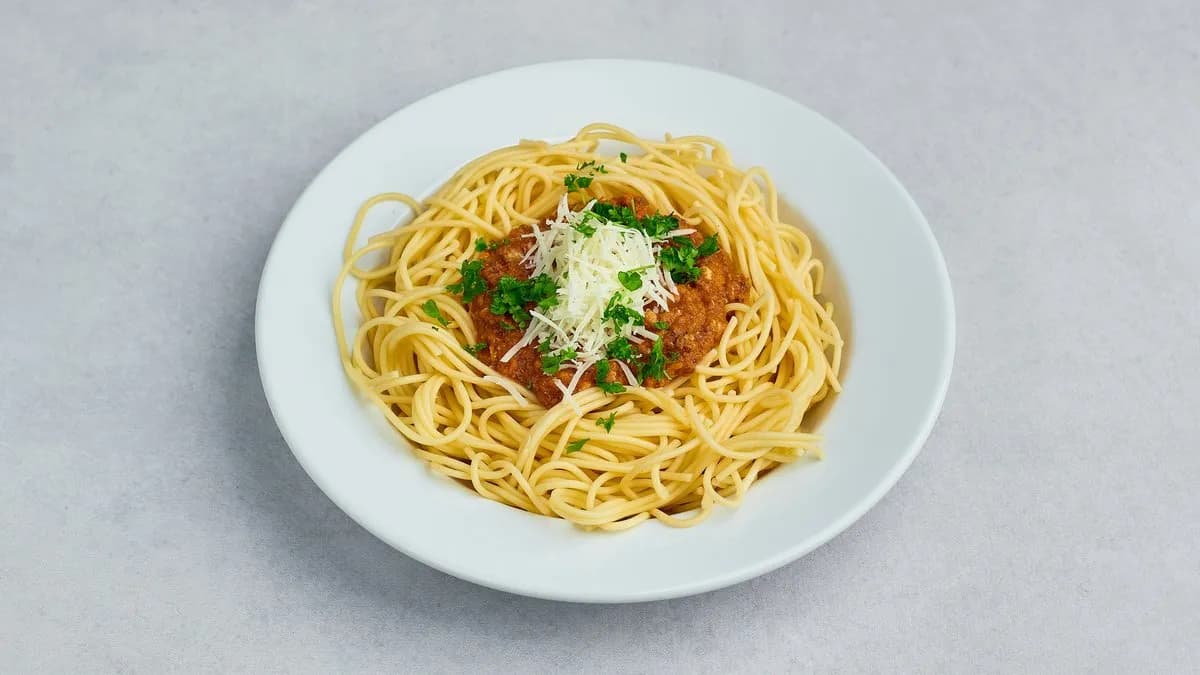 Spaghetti z pikantną wołowiną i warzywami