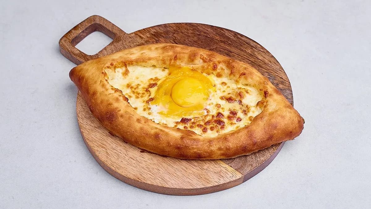 Chaczapuri adżarskie z gruzińskim serem i jajkiem