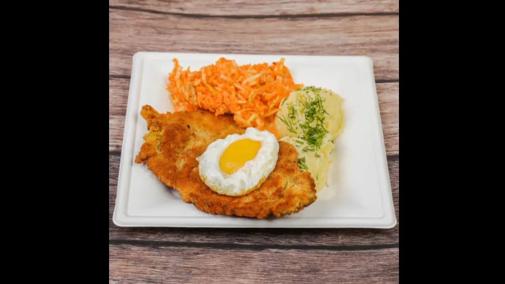 Filet z kurczaka po szwajcarsku z ziemniakami i bukietem surówek