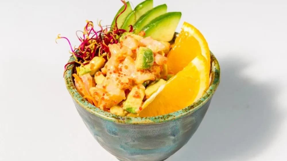 Sałatka z krewetek, awokado i kawioru tobiko