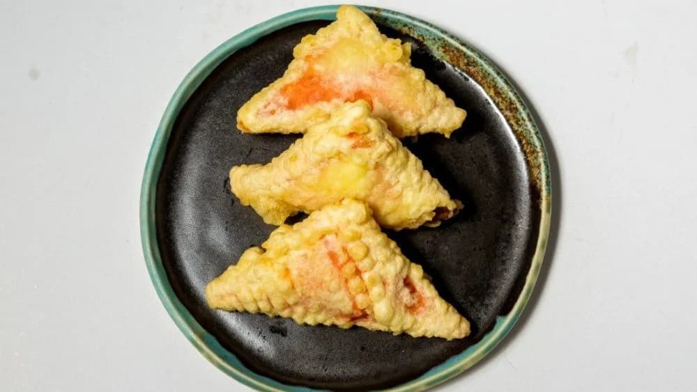 Pierożki z tatarem z tuńczyka i ostrym sosem