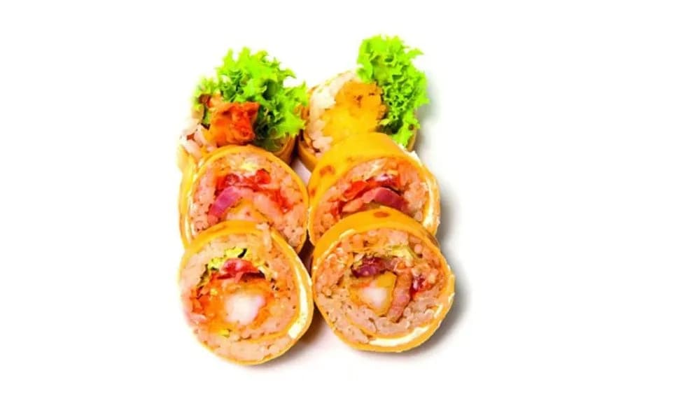 Tamago futomaki z krewetką w tempurze i bekonem