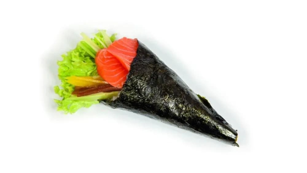 Temaki z łososiem i warzywami