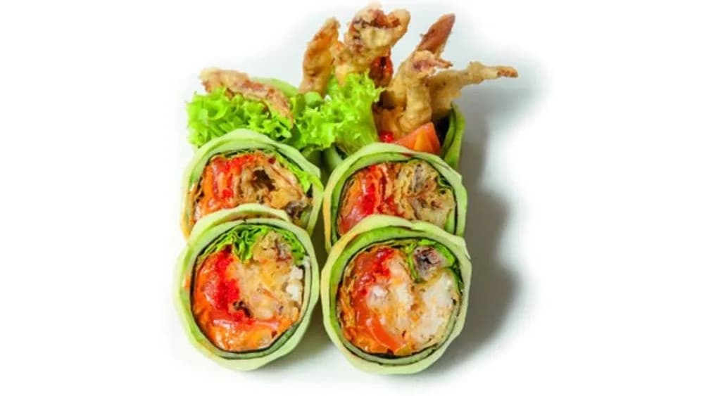 Chrupiący krab soft shell z łososiem zawijany w ogórek