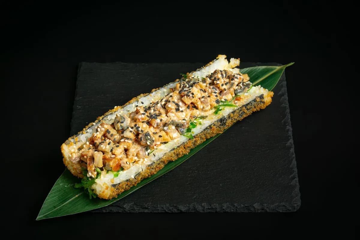 Toniesushi z węgorzem, wakame i ogórkiem